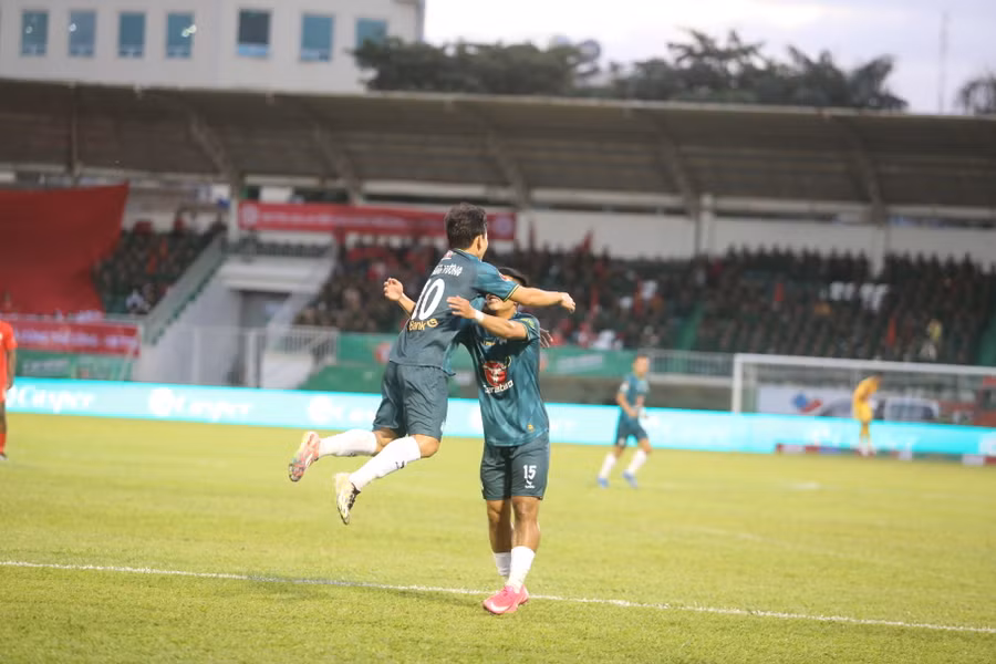 Minh Vương đã có bàn thắng sớm cho LPBank HAGL. Ảnh: Văn Ngọc