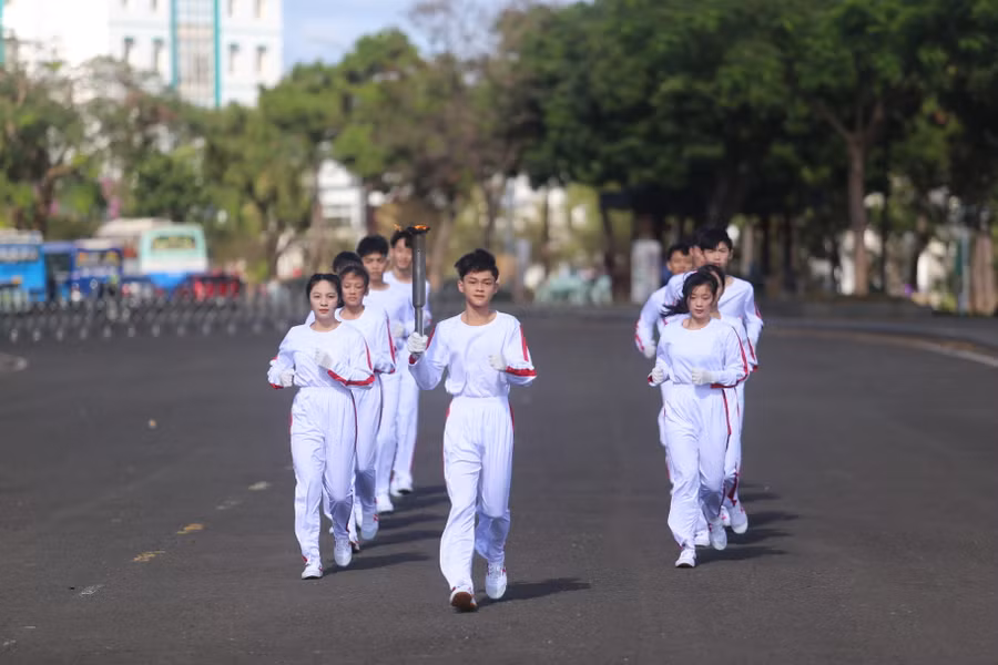 11 vận động viên tiêu biểu của tỉnh rước đuốc truyền thống của Hội khỏe. Ảnh: Văn Ngọc