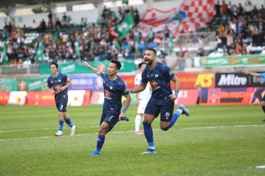 Văn Sơn đã có bàn thắng mở tỷ số khá sớm cho đội chủ nhà. Ảnh: Văn Ngọc