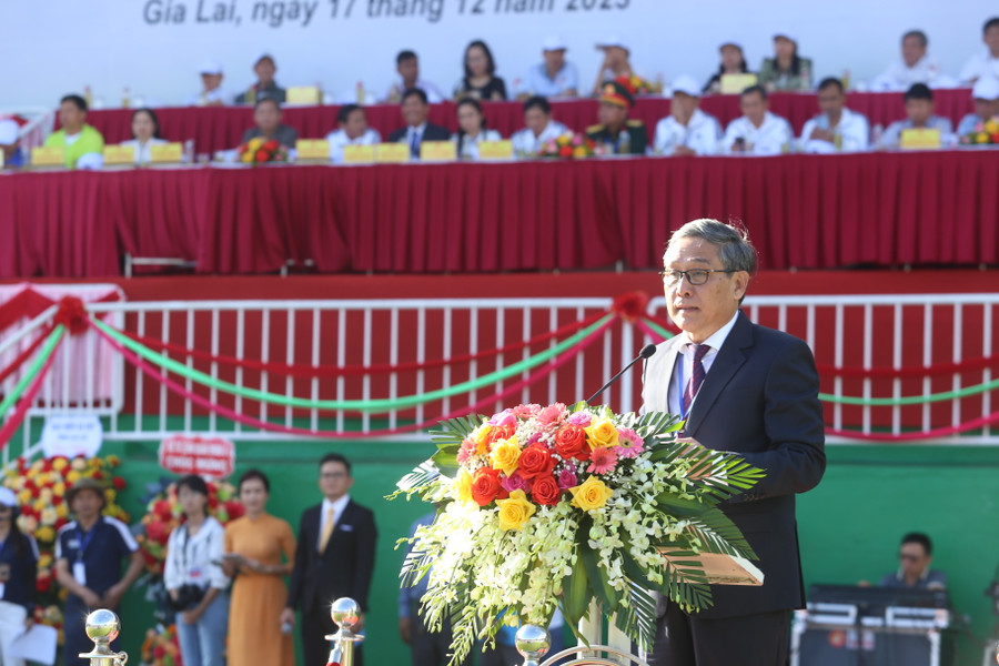 Giám đốc Sở Giáo dục và Đào tạo Lê Duy Định phát biểu khai mạc Hội khỏe. Ảnh: Văn Ngọc