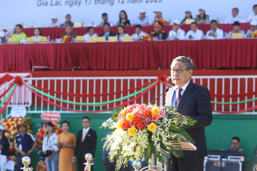 Giám đốc Sở Giáo dục và Đào tạo Lê Duy Định phát biểu khai mạc Hội khỏe. Ảnh: Văn Ngọc