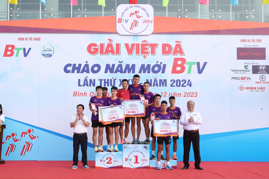 3 VĐV Gia Lai trên bục nhận huy chương bạc nội dung đồng đội nam tuyển. Ảnh: Thái Hải 3 VĐV Gia Lai trên bục nhận huy chương bạc nội dung đồng đội nam tuyển. Ảnh: Thái Hải