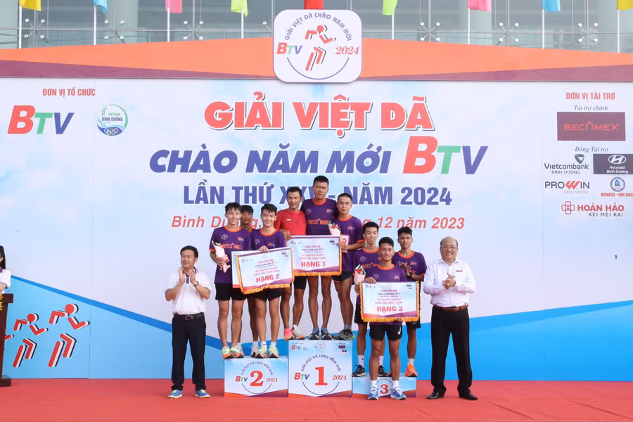 3 VĐV Gia Lai trên bục nhận huy chương bạc nội dung đồng đội nam tuyển. Ảnh: Thái Hải