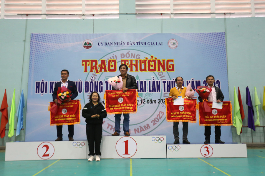 Ban tổ chức trao giải toàn đoàn cho các Phòng Giáo dục và Đào tạo giành thứ hạng cao. Ảnh: Văn Ngọc