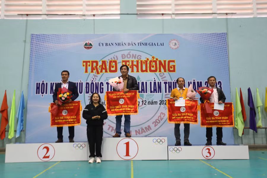 Ban tổ chức trao giải toàn đoàn cho các Phòng Giáo dục và Đào tạo giành thứ hạng cao. Ảnh: Văn Ngọc