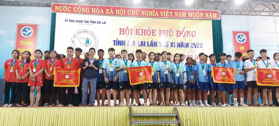 Các đơn vị đạt giải cao ở môn Kéo co. Ảnh: Văn Ngọc Các đơn vị đạt giải cao ở môn Kéo co. Ảnh: Văn Ngọc