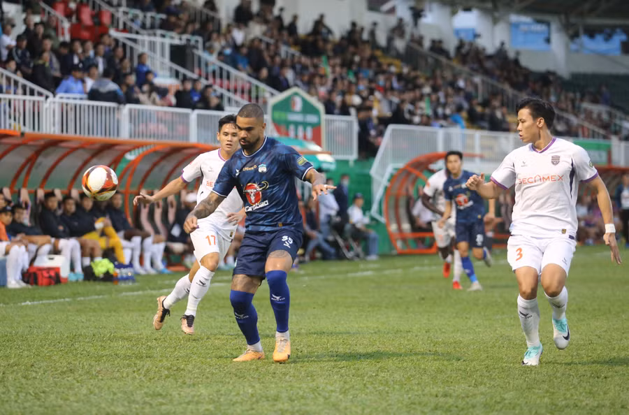 Jhon Cley (giữa) đã bỏ lỡ các cơ hội ngon ăn. Ảnh: Văn Ngọc Jhon Cley (giữa) đã bỏ lỡ các cơ hội ngon ăn. Ảnh: Văn Ngọc