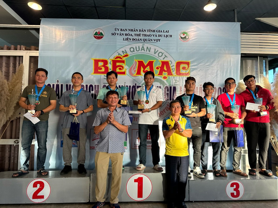 Ban tổ chức trao giải cho các tay vợt xuất sắc ở nội dung đôi nam điểm trình 1250. Ảnh: Văn Ngọc Ban tổ chức trao giải cho các tay vợt xuất sắc ở nội dung đôi nam điểm trình 1250. Ảnh: Văn Ngọc