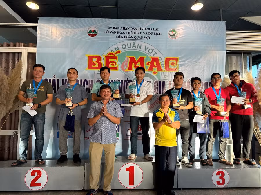 Ban tổ chức trao giải cho các tay vợt xuất sắc ở nội dung đôi nam điểm trình 1250. Ảnh: Văn Ngọc