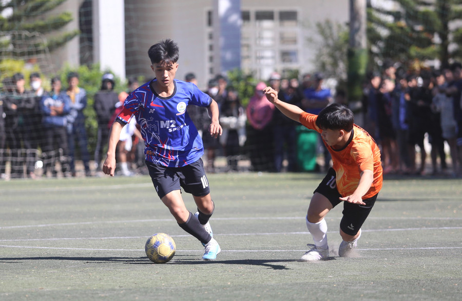 Bóng đá là một trong những môn thi đấu đầu tiên của Hội khỏe năm nay. Ảnh: Văn Ngọc