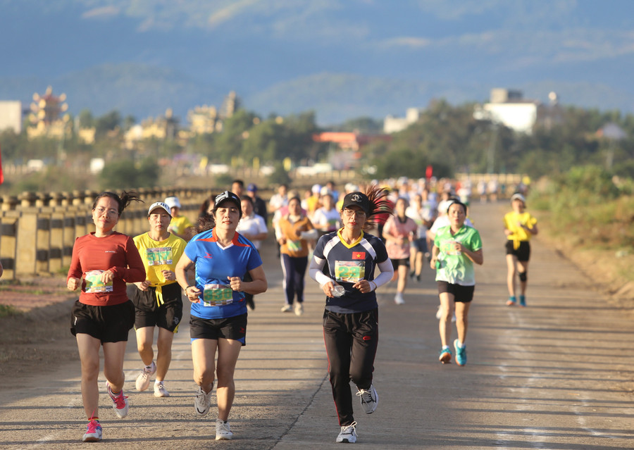 Các chân chạy thích thú khi được trải nghiệm đường chạy ở Bờ kè Bến Mộng. Ảnh: Văn Ngọc Các chân chạy thích thú khi được trải nghiệm đường chạy ở Bờ kè Bến Mộng. Ảnh: Văn Ngọc