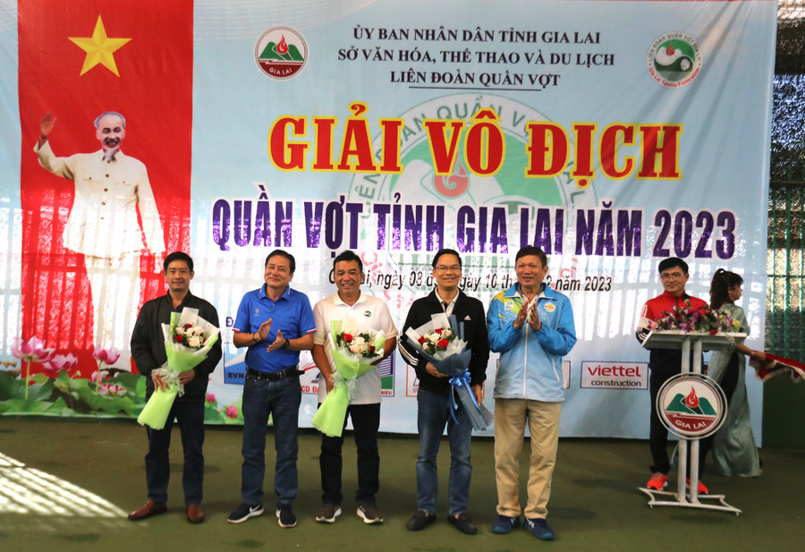 Ban tổ chức tặng hoa các nhà tài trợ đồng hành cùng giải đấu. Ảnh: Văn Ngọc