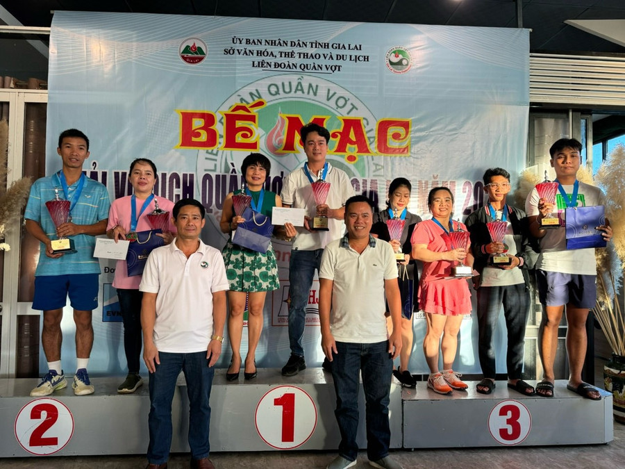Các tay vợt giành thứ hạng cao ở nội dung đôi nam-nữ ở giải năm nay. Ảnh: Văn Ngọc Các tay vợt giành thứ hạng cao ở nội dung đôi nam-nữ ở giải năm nay. Ảnh: Văn Ngọc
