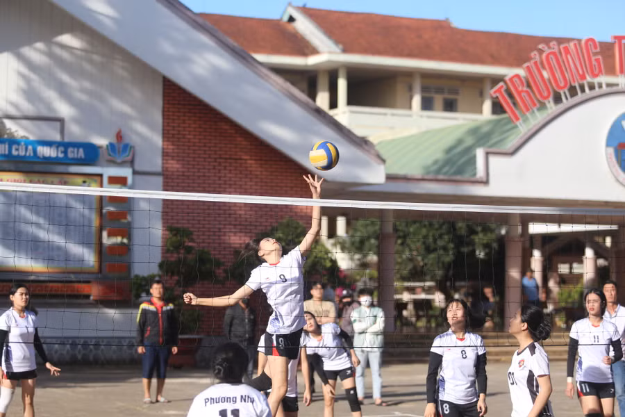 Ở trận chung kết nữ THPT chiến thắng đã thuộc về Trường THPT Quang Trung. Ảnh: Văn Ngọc