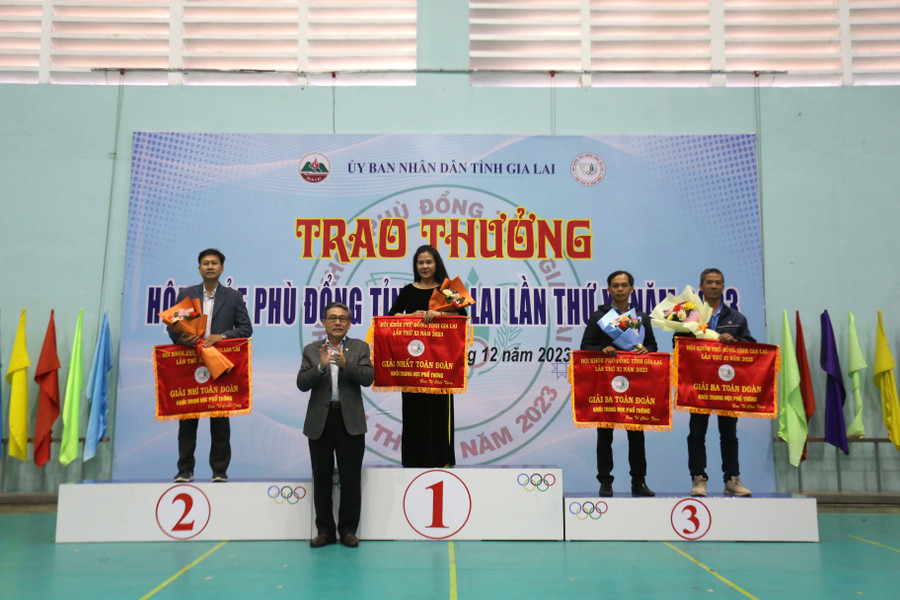 Các Trường THPT giành thứ hạng cao nhất ở giải toàn đoàn của Hội khỏe năm nay. Ảnh: Văn Ngọc