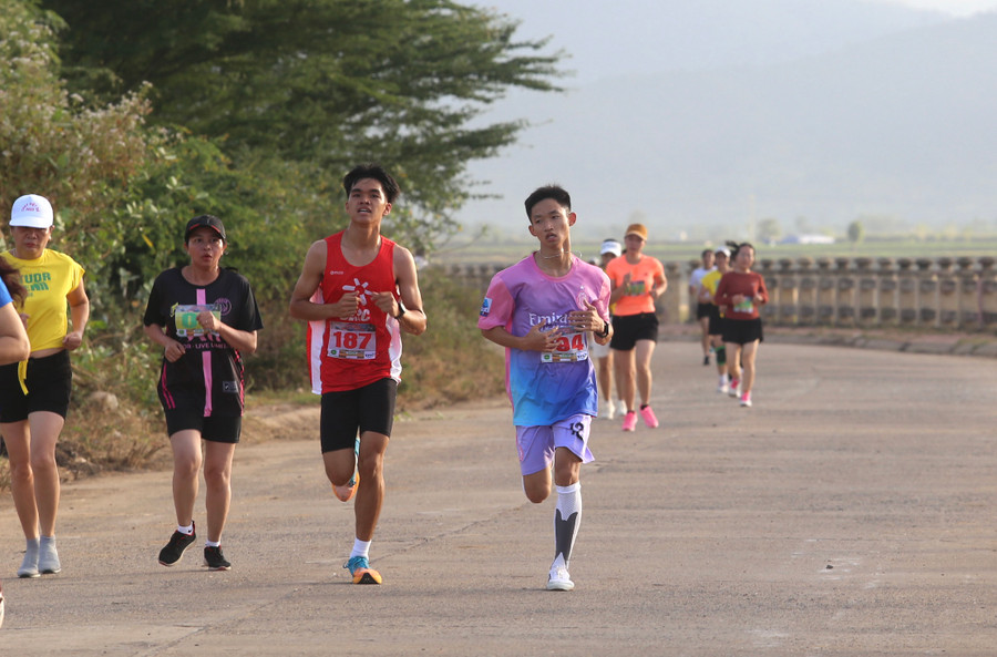 Trần Duy Thanh (bìa phải) đã tạo ra cuộc đua song mã với Nguyễn Thành Nam (số đeo 187). Ảnh: Văn Ngọc Trần Duy Thanh (bìa phải) đã tạo ra cuộc đua song mã với Nguyễn Thành Nam (số đeo 187). Ảnh: Văn Ngọc