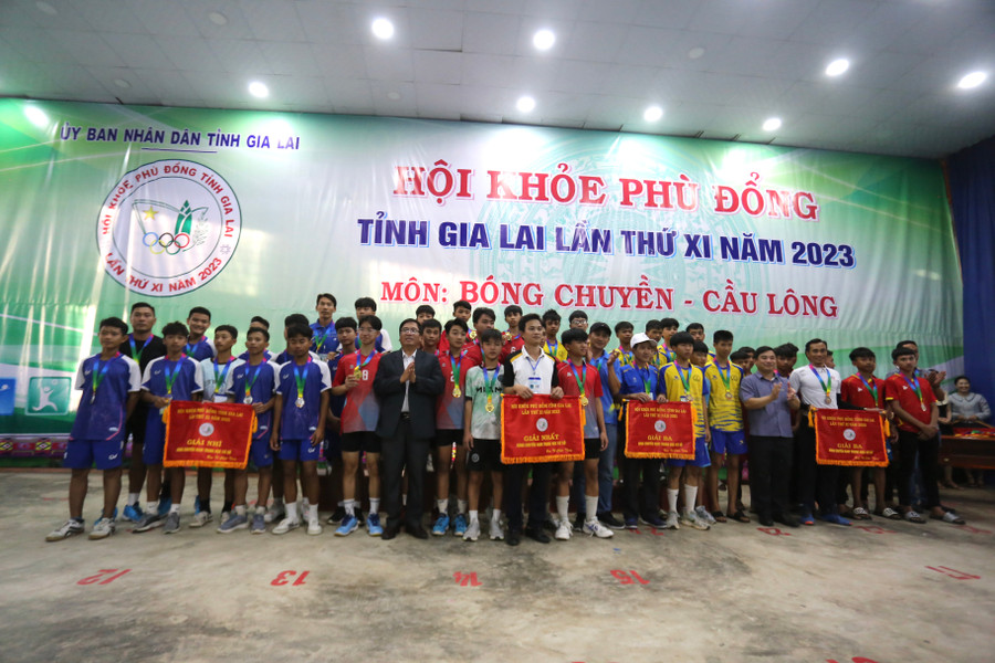 Ban tổ chức trao giải ở nội dung nam THCS. Ảnh: Văn Ngọc Ban tổ chức trao giải ở nội dung nam THCS. Ảnh: Văn Ngọc