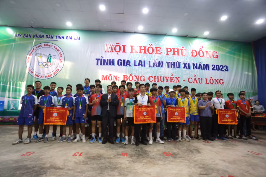 Ban tổ chức trao giải ở nội dung nam THCS. Ảnh: Văn Ngọc