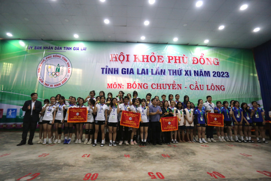 Ban tổ chức trao giải cho các ngôi trường đạt giải cao ở nội dung nữ THPT. Ảnh: Văn Ngọc Ban tổ chức trao giải cho các ngôi trường đạt giải cao ở nội dung nữ THPT. Ảnh: Văn Ngọc