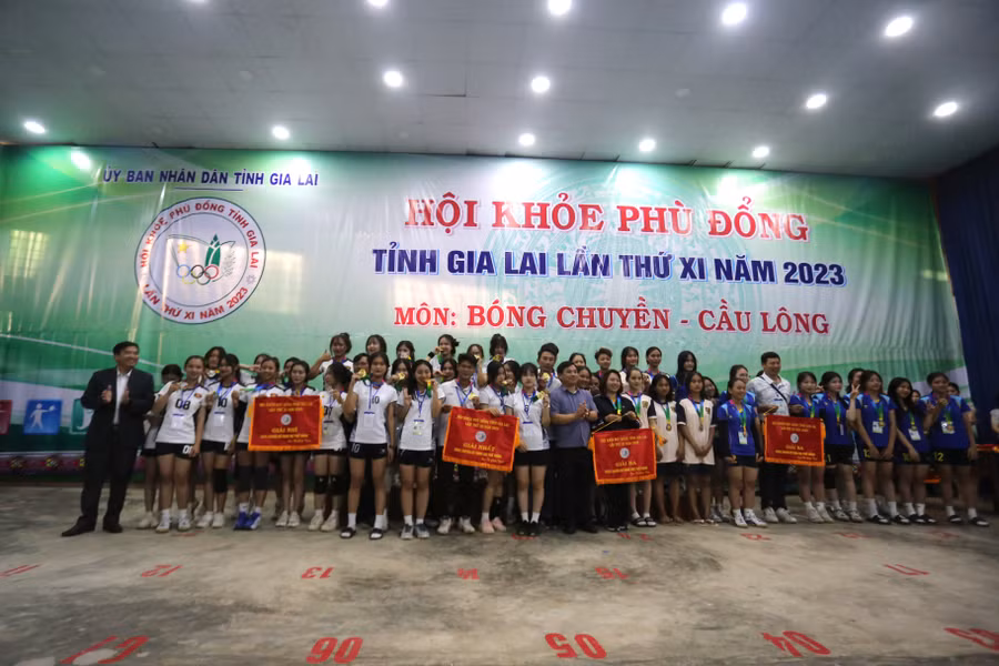 Ban tổ chức trao giải cho các ngôi trường đạt giải cao ở nội dung nữ THPT. Ảnh: Văn Ngọc