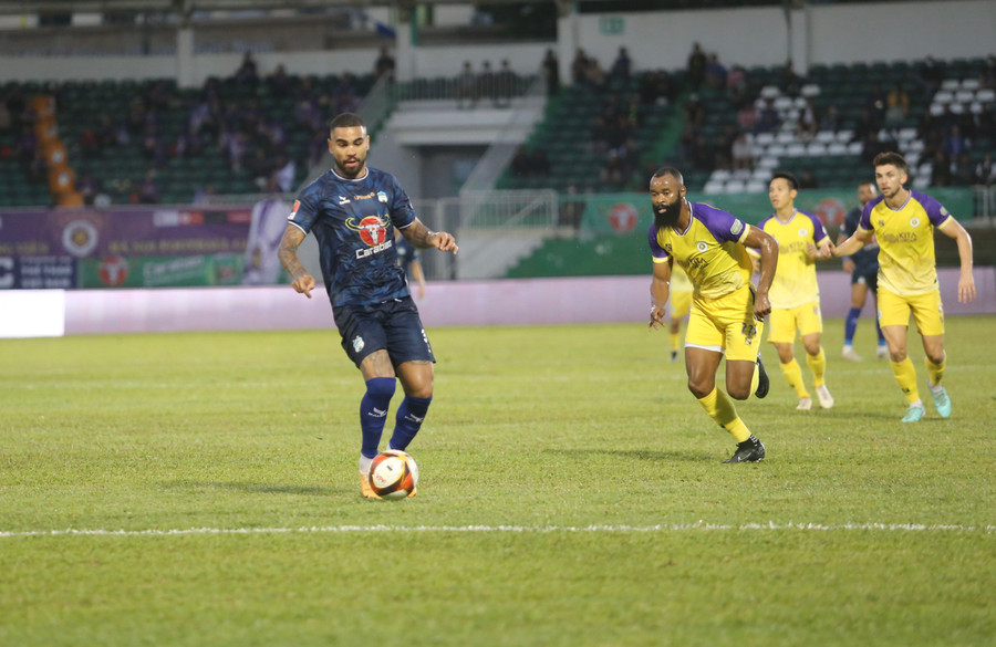 Jhon Cley (bìa trái) đã có bàn thắng đầu tiên trong màu áo LPBank HAGL. Ảnh: Văn Ngọc