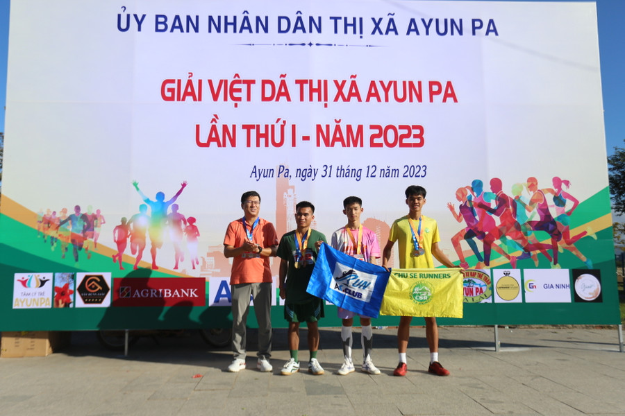 Ban tổ chức trao giải cho các VĐV ở cự ly 5 km. Ảnh: Văn Ngọc Ban tổ chức trao giải cho các VĐV ở cự ly 5 km. Ảnh: Văn Ngọc