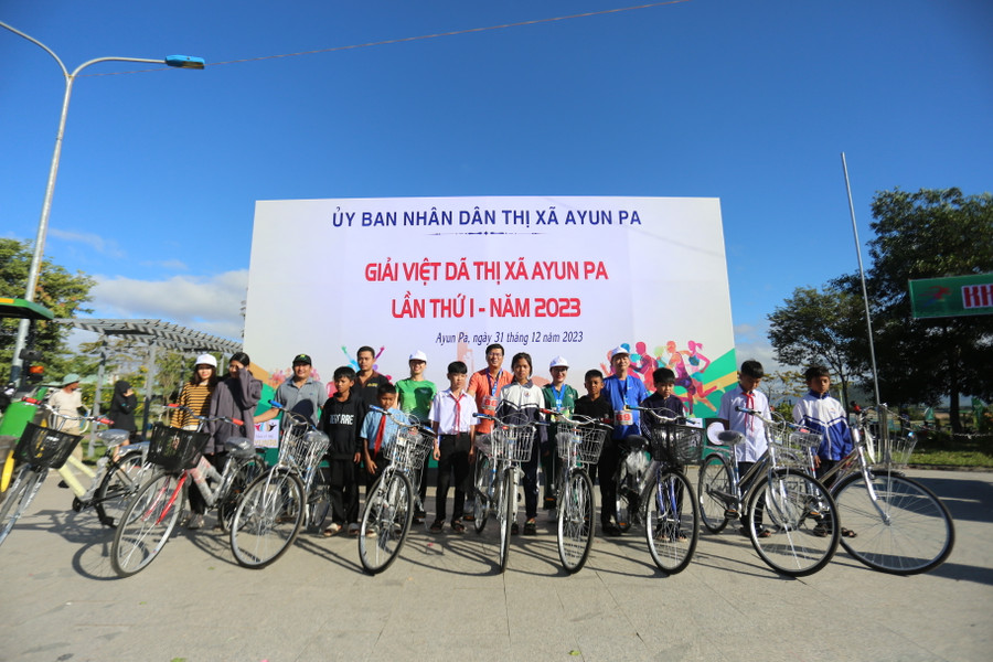 Ban tổ chức đã trao 12 chiếc xe đạp cho học sinh nghèo tại thị xã Ayun Pa. Ảnh: Văn Ngọc Ban tổ chức đã trao 12 chiếc xe đạp cho học sinh nghèo tại thị xã Ayun Pa. Ảnh: Văn Ngọc