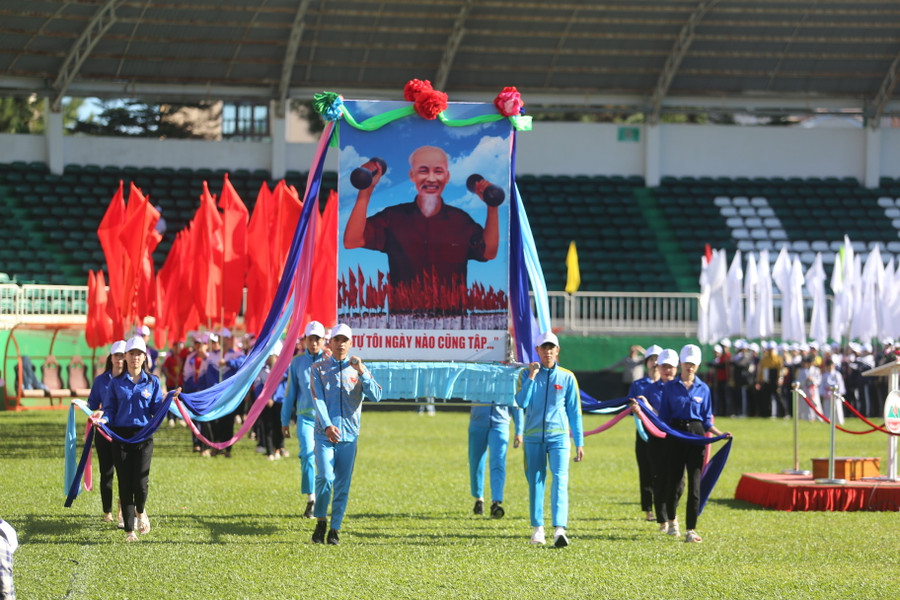 Các học sinh tái hiện màn rước kiệu ảnh Bác Hồ qua lễ đài. Ảnh: Văn Ngọc