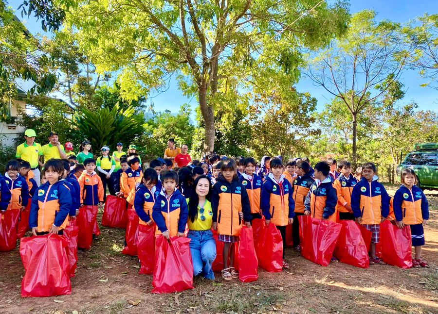 83 em học sinh đã được nhận áo ấm và các dụng cụ học tập trong đợt này. Ảnh: Văn Ngọc