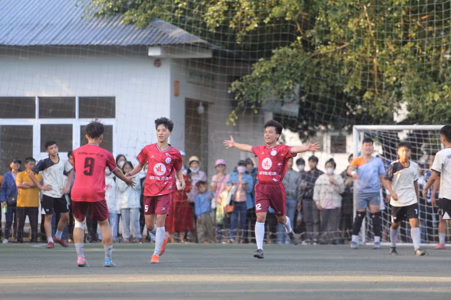 THPT Lê Lợi đã xuất sắc trong những pha phản công. Ảnh: Văn Ngọc THPT Lê Lợi đã xuất sắc trong những pha phản công. Ảnh: Văn Ngọc