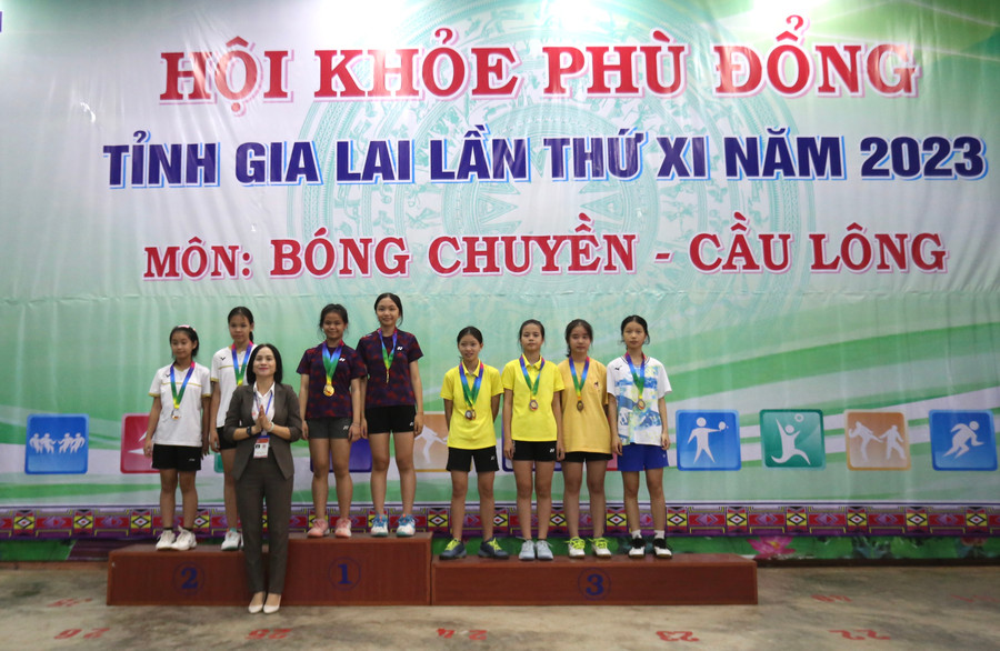 Ban tổ chức đã trao 20 bộ huy chương ở môn Cầu lông. Ảnh: Văn Ngọc