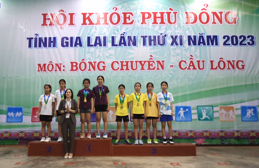 Ban tổ chức đã trao 20 bộ huy chương ở môn Cầu lông. Ảnh: Văn Ngọc Ban tổ chức đã trao 20 bộ huy chương ở môn Cầu lông. Ảnh: Văn Ngọc