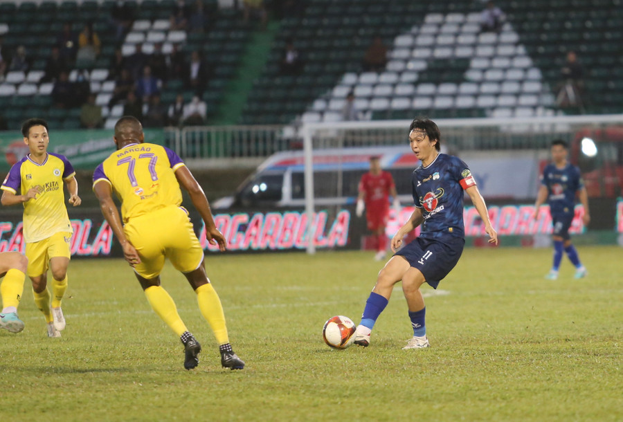 LPBank HAGL (bìa phải) đã chơi đầy quyết tâm từ khi nhập cuộc. Ảnh: Văn Ngọc