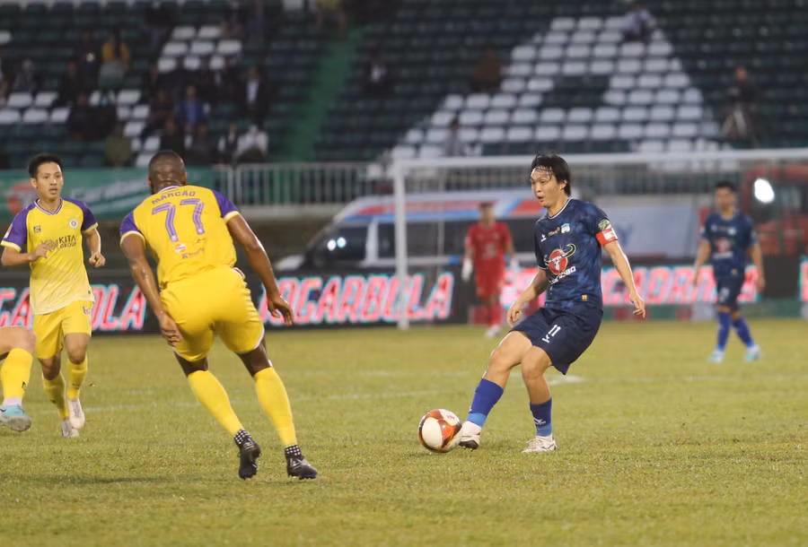 LPBank HAGL (bìa phải) đã chơi đầy quyết tâm từ khi nhập cuộc. Ảnh: Văn Ngọc LPBank HAGL (bìa phải) đã chơi đầy quyết tâm từ khi nhập cuộc. Ảnh: Văn Ngọc