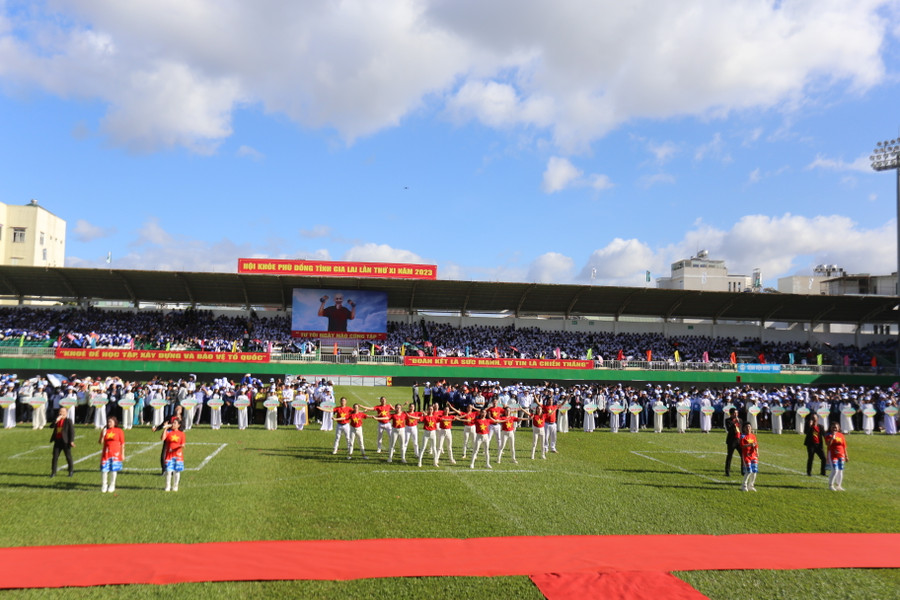 Các nghệ sĩ của Nhà hát Ca múa nhạc tổng hợp Đam San biểu diễn các tiết mục văn nghệ tại Lễ khai mạc. Ảnh: Văn Ngọc