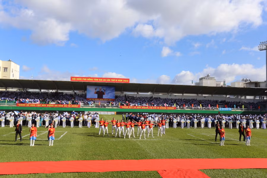 Các nghệ sĩ của Nhà hát Ca múa nhạc tổng hợp Đam San biểu diễn các tiết mục văn nghệ tại Lễ khai mạc. Ảnh: Văn Ngọc