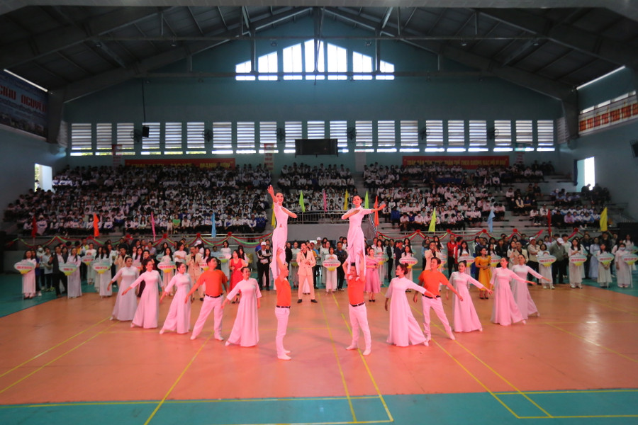 Các tiết mục văn nghệ chào mừng Hội khỏe thành công tốt đẹp. Ảnh: Văn Ngọc