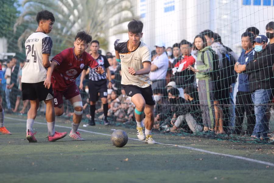 Khán giả đứng chật kín quanh sân cổ vũ 2 đội bóng thi đấu. Ảnh: Văn Ngọc