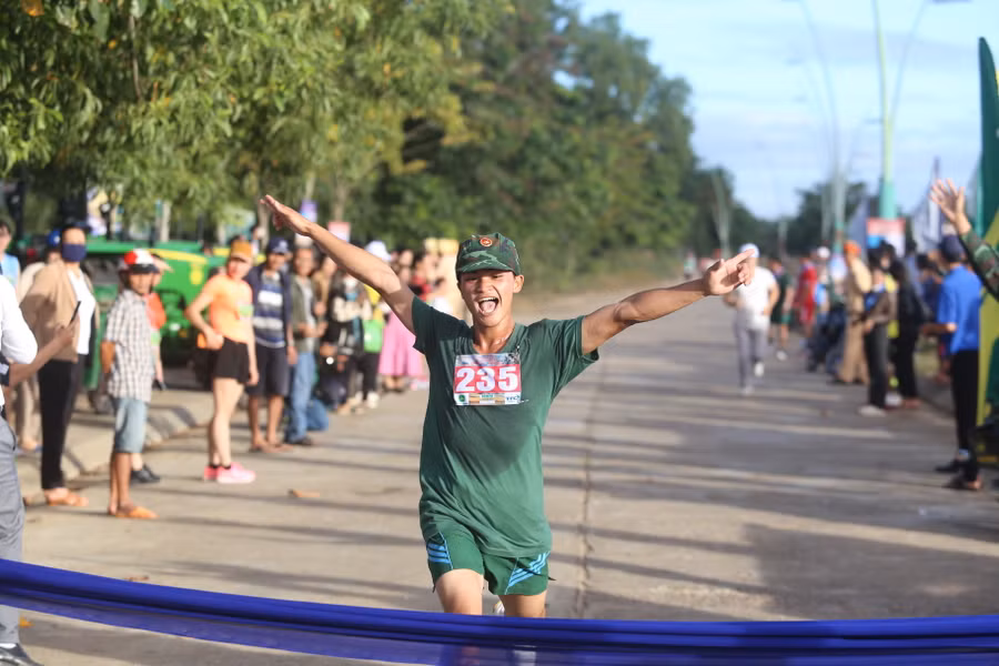 VĐV Nông Trí Công vỡ òa cảm xúc với việc giành giải nhất ở cự ly 10 km. Ảnh: Văn Ngọc