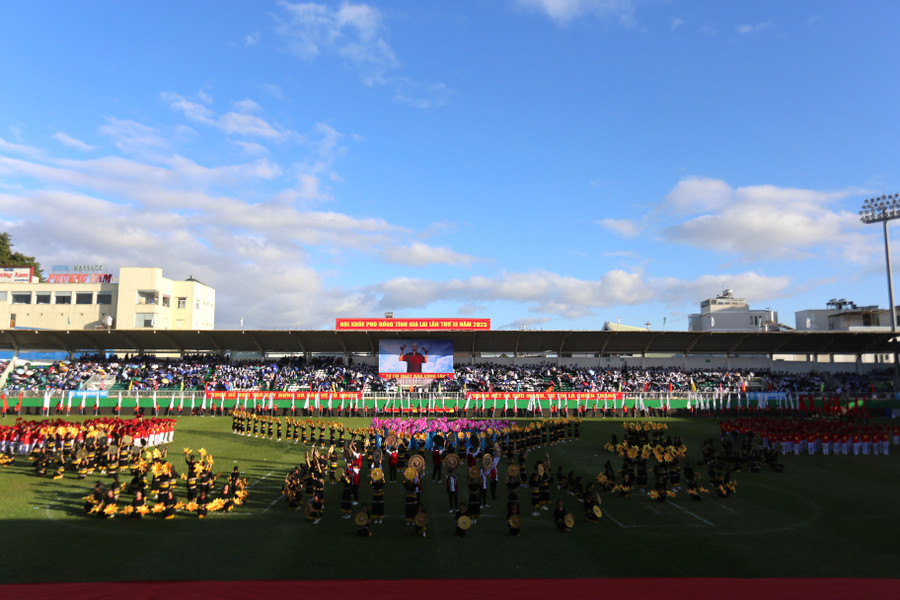 Hàng trăm em học sinh tham gia chương trình đồng diễn. Ảnh: Văn Ngọc