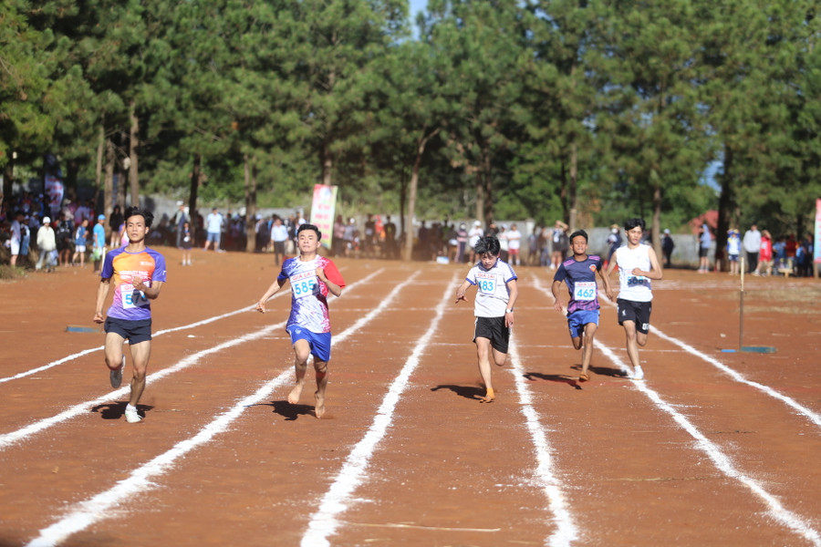Gần 330 VĐV đã so tài ở môn Điền kinh. Ảnh: Văn Ngọc
