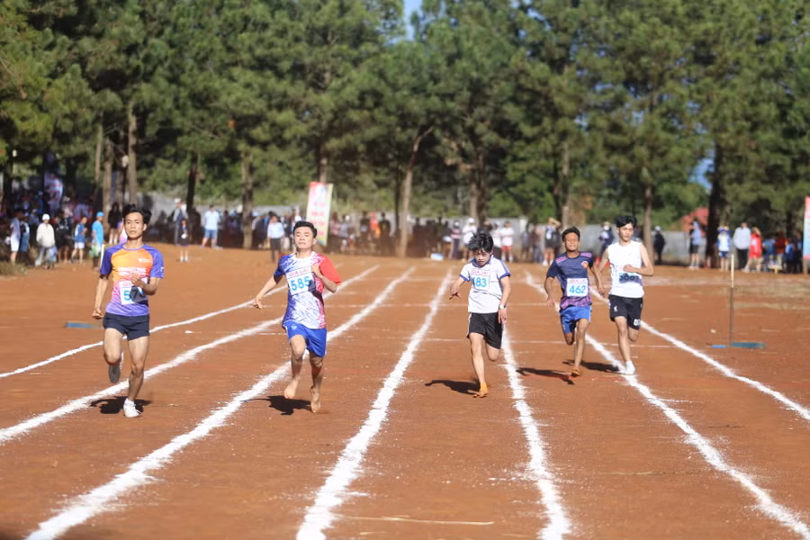 Gần 330 VĐV đã so tài ở môn Điền kinh. Ảnh: Văn Ngọc Gần 330 VĐV đã so tài ở môn Điền kinh. Ảnh: Văn Ngọc