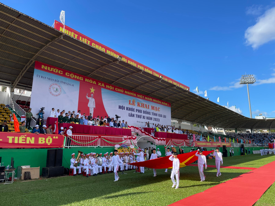 Phần lễ mở đầu với màn diễu hành của các khối cờ. Ảnh: Văn Ngọc