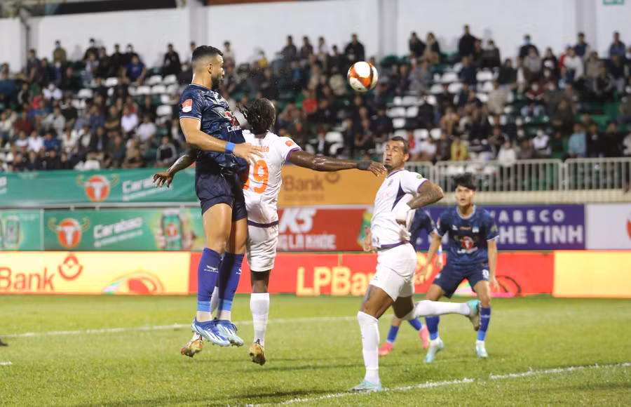 2 đội đã chia điểm dù có không ít cơ hội được tạo ra. Ảnh: Văn Ngọc 2 đội đã chia điểm dù có không ít cơ hội được tạo ra. Ảnh: Văn Ngọc