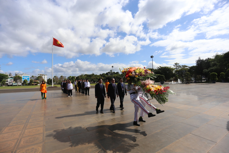 Ban tổ chức Hội khỏe Phù đổng tỉnh đã dâng hoa tại tượng đài Bác Hồ ở Quảng trường Đại Đoàn Kết. Ảnh: Văn Ngọc