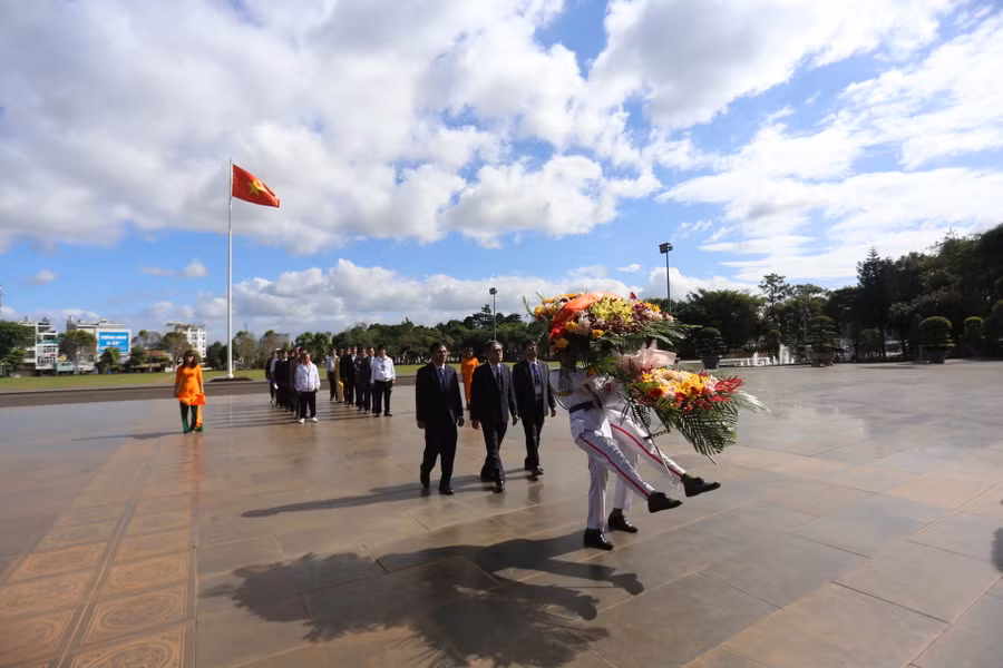 Ban tổ chức Hội khỏe Phù đổng tỉnh đã dâng hoa tại tượng đài Bác Hồ ở Quảng trường Đại Đoàn Kết. Ảnh: Văn Ngọc