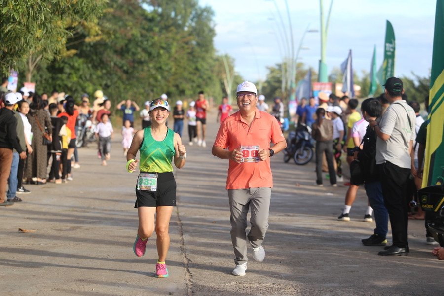 Chủ tịch UBND thị xã Ayun Pa Nguyễn Trường Sơn (số đeo 90) hoàn thành cự ly 5 km ở giải chạy. Ảnh: Văn Ngọc Chủ tịch UBND thị xã Ayun Pa Nguyễn Trường Sơn (số đeo 90) hoàn thành cự ly 5 km ở giải chạy. Ảnh: Văn Ngọc