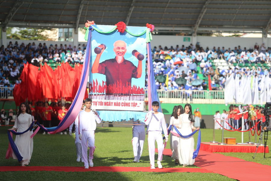 Đoàn diễu hành kiệu ảnh Bác Hồ đi qua lễ đài. Ảnh: Văn Ngọc