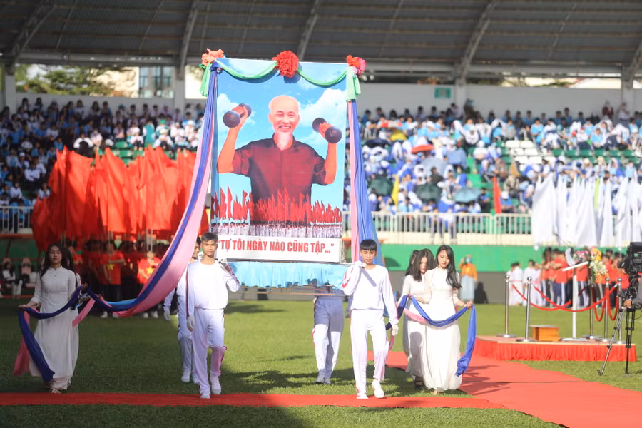 Đoàn diễu hành kiệu ảnh Bác Hồ đi qua lễ đài. Ảnh: Văn Ngọc
