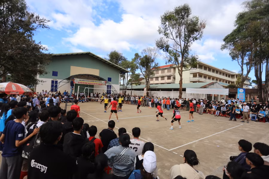 Hàng trăm khán giả đổ về theo dõi trận chung kết nam THPT. Ảnh: Văn Ngọc